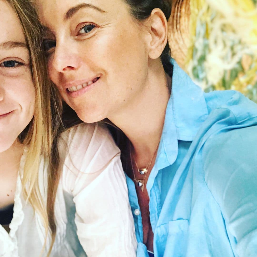 Aunque en la mayoría de las postales las aún menores de edad no muestran su rostro completo.