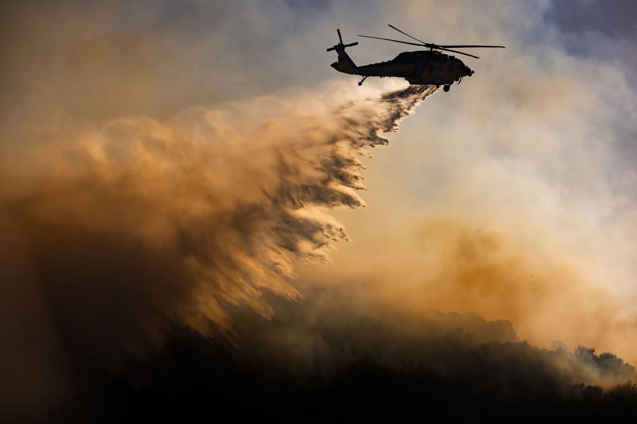 Evacúan a más de 20 mil personas por incendio forestal que amenaza viviendas en California