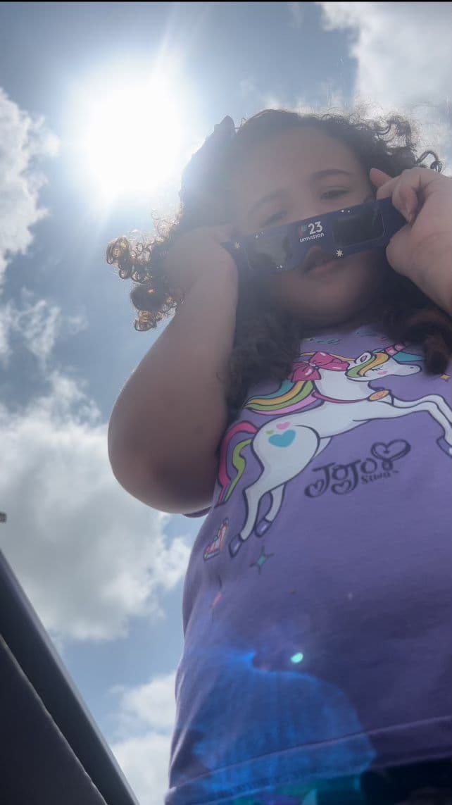 La pequeña Victoria Peña vio el eclipse desde Fort Worth con sus lentes especiales de Noticias23.