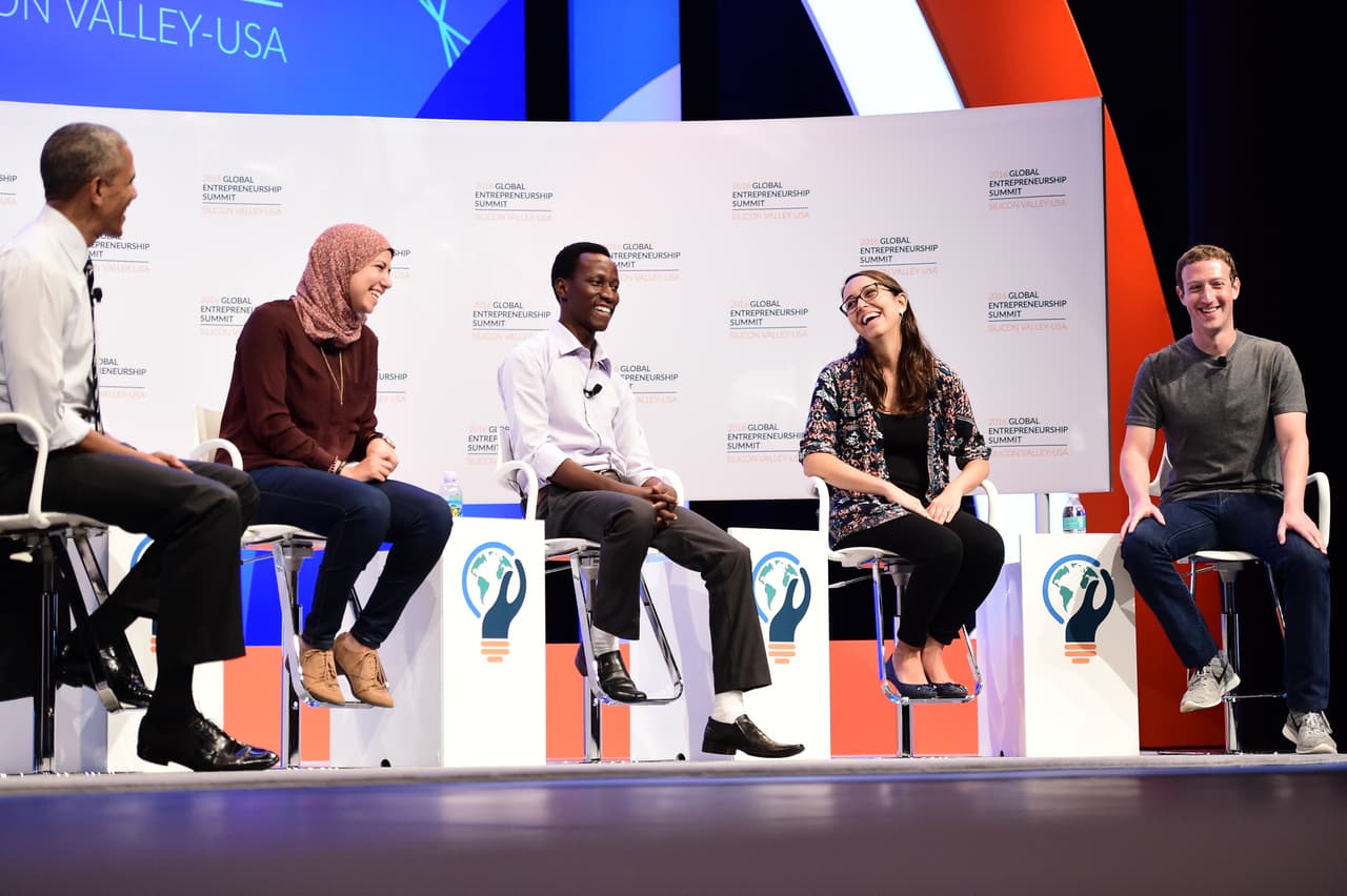 Mariana Costa Checa (de lentes), en escena con Obama y Zuckerberg.