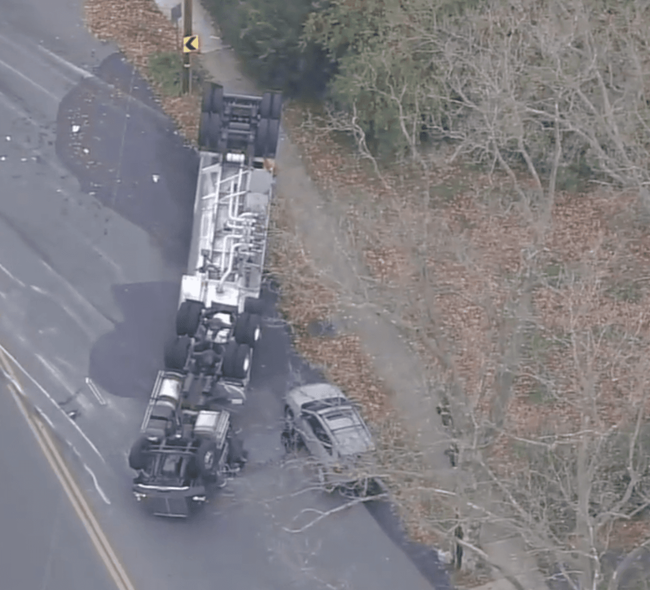 Evacuan cerca de 400 viviendas tras volcamiento de camión que transportaba gasolina