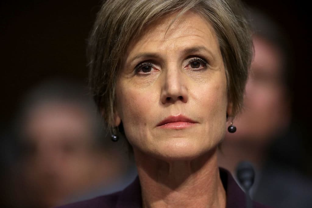 La primera en caer fue la fiscal general interina
<b><a href="http://www.univision.com/noticias/politica/sally-yates-la-fiscal-traidora-para-trump-que-es-la-heroina-de-los-liberales">Sally Yates, considerada una "traidora" por Trump y una heroína por los liberales</a></b>. En su caso
<b>fue despedida</b>, luego de que ordenara a su departamento no defender en cortes la orden ejecutiva del presidente que prohibió temporalmente los viajes a EEUU de ciudadanos de siete países de mayoría musulmana. Su paso por la administración Trump
<b>duró 11 días</b>.