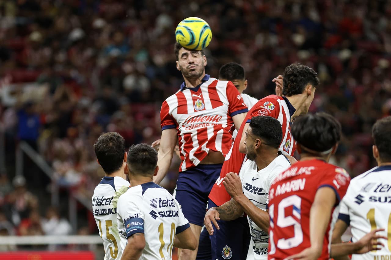 'Pollo' Briseño, tercer mejor central con juego aéreo del mundo