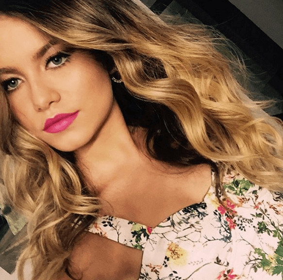 Por lo general lleva un maquillaje muy natural adecuado a su edad aunque cuando decide llevar más color en los labios o en sus ojos se ve fabulosa.