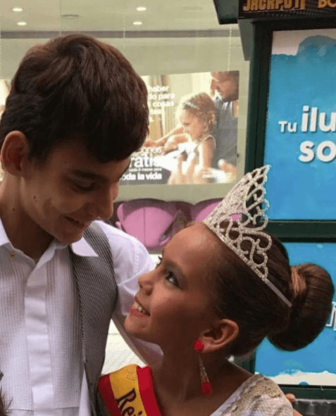 Adrián tiene un gran corazón y lo demuestra en sus redes sociales. Aquí junto a la 'Reina infantil' en Vélez, Málaga (España) en octubre de 2017.