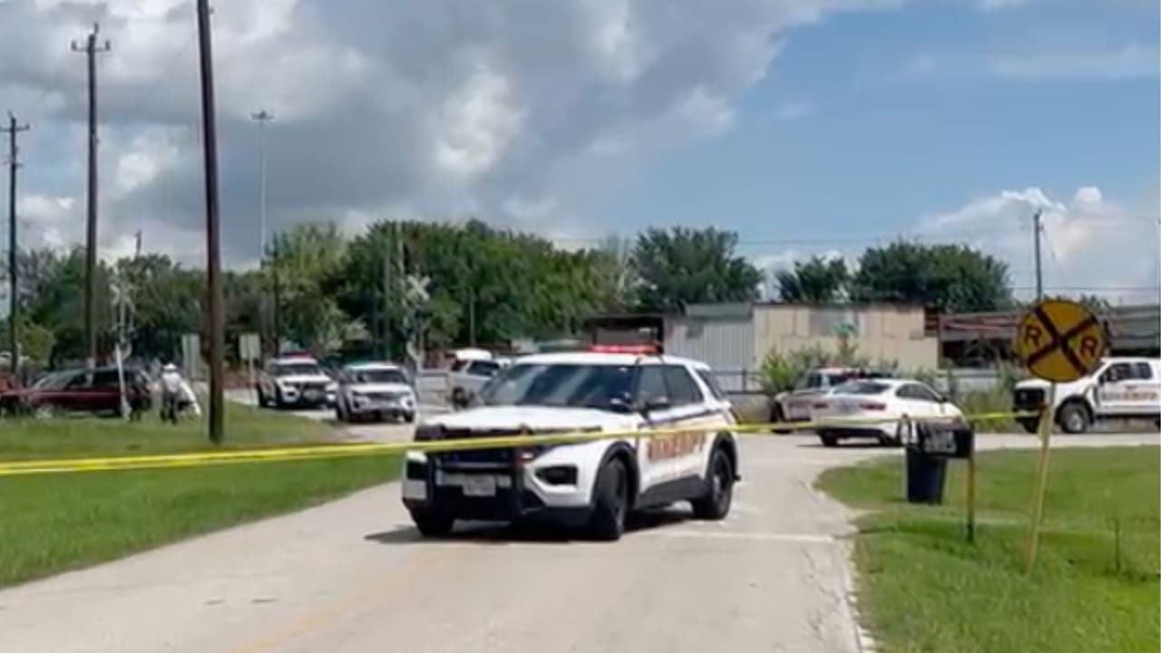 Investigan muerte de conductor hispano con aparentes heridas de bala en el este del condado Harris