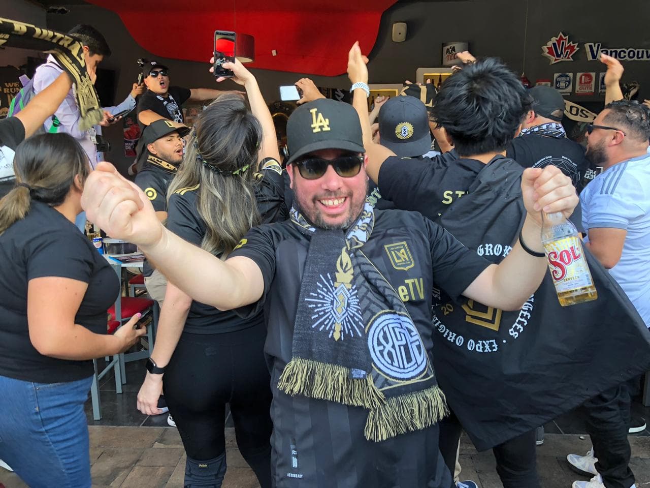 Muy prendida y animada la afición angelina, poniendo el color en León para alentar al LAFC.