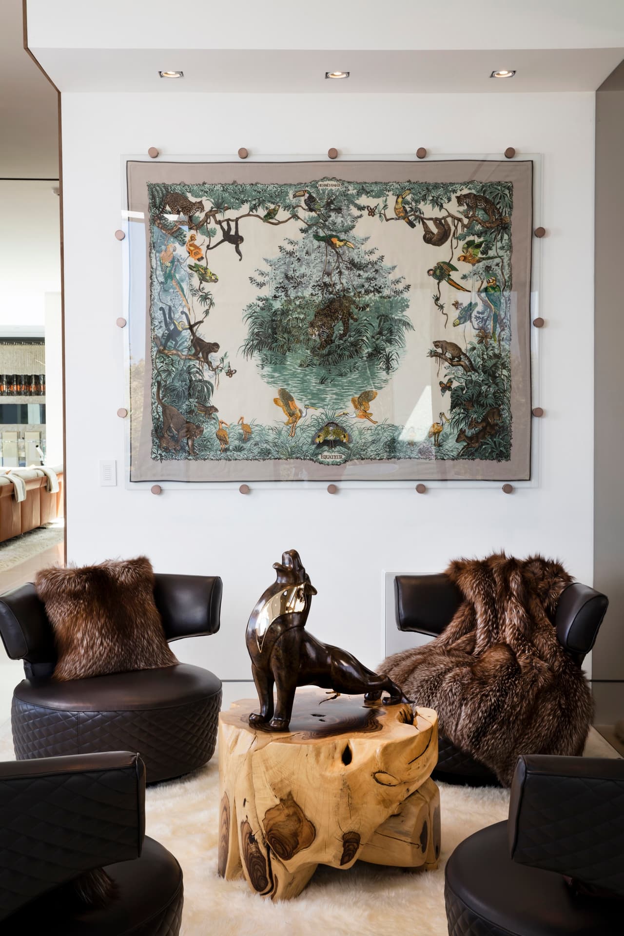 En este espacio figura una evocación de los safaris con productos Hermes.