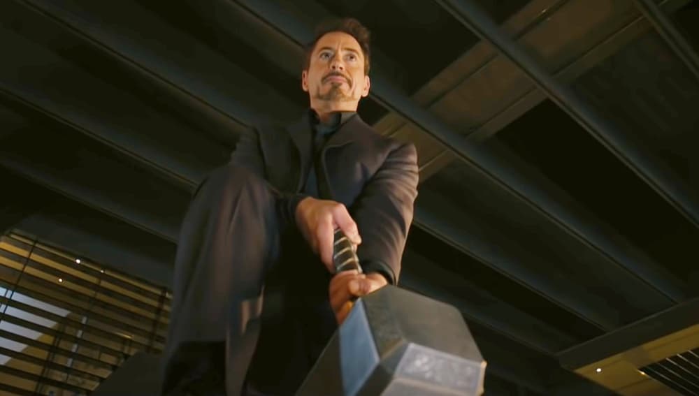 Tony Stark mientras intenta levantar el martillo de Thor