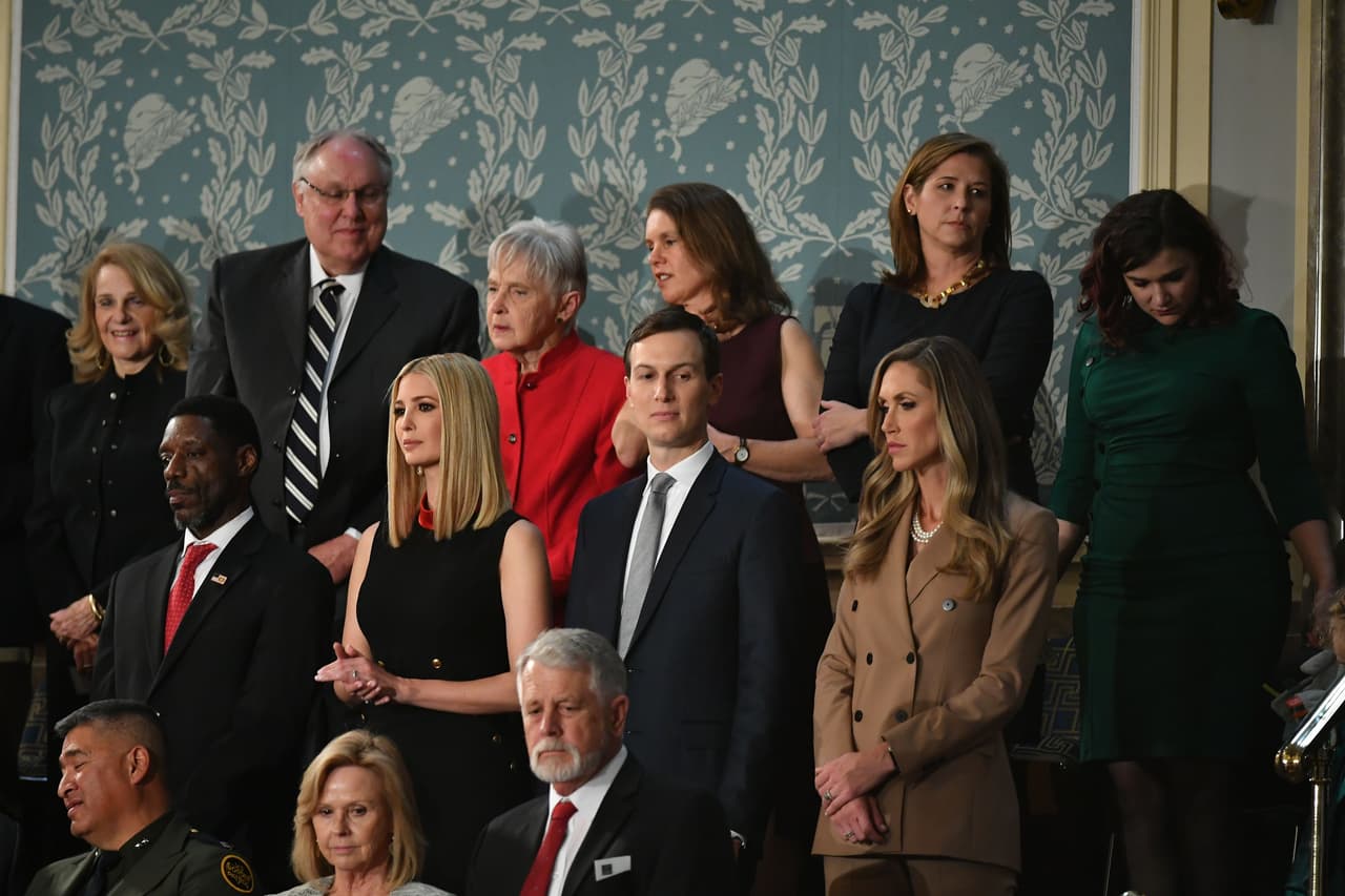 La hija del presidente y asesora de la Casa Blanca, Ivanka Trump, junto a su esposo Jared Kushner, quien también es asesor presidencial.
<br>
<br>