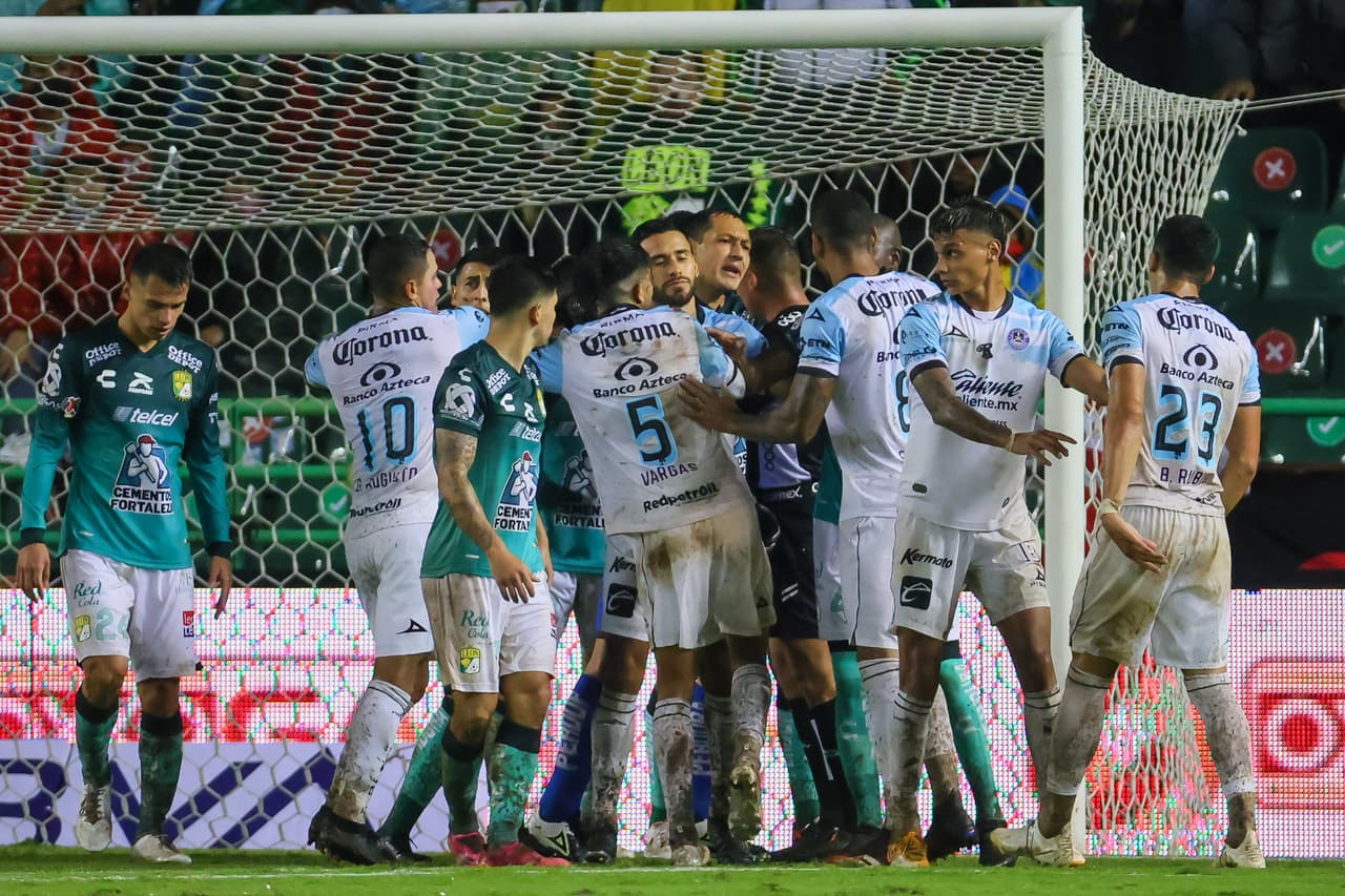 El dominio de La Fiera provocó frustración en Mazaltán, que ante cualquier roce buscó la bronca en lugar de un nuevo planteamiento en la cancha.