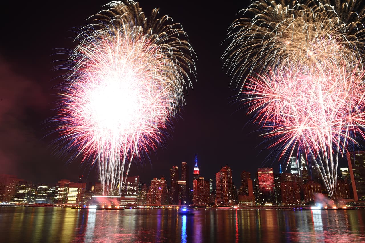 Las exhibiciones dispararán miles de deslumbrantes proyectiles por minuto, con alturas que alcanzan hasta 1,000 pies en lugares selectos.