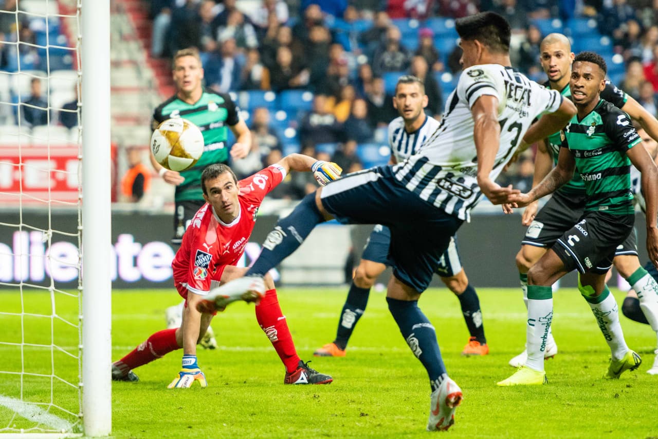 Durante la primera mitad también cabe resaltar esta jugada de Jesús Gallardo sobre la línea de gol, una intervención importantísima, pues impidió el gol de Santos.