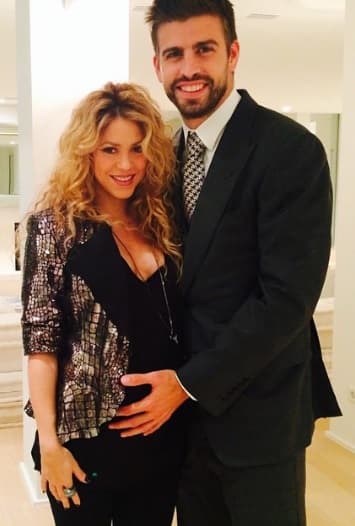 Luego de terminar la grabación del video, Piqué se las arregló para conseguir el teléfono de Shakira a quien le envió un mensaje antes de viajar al Mundial de Sudáfrica 2010.