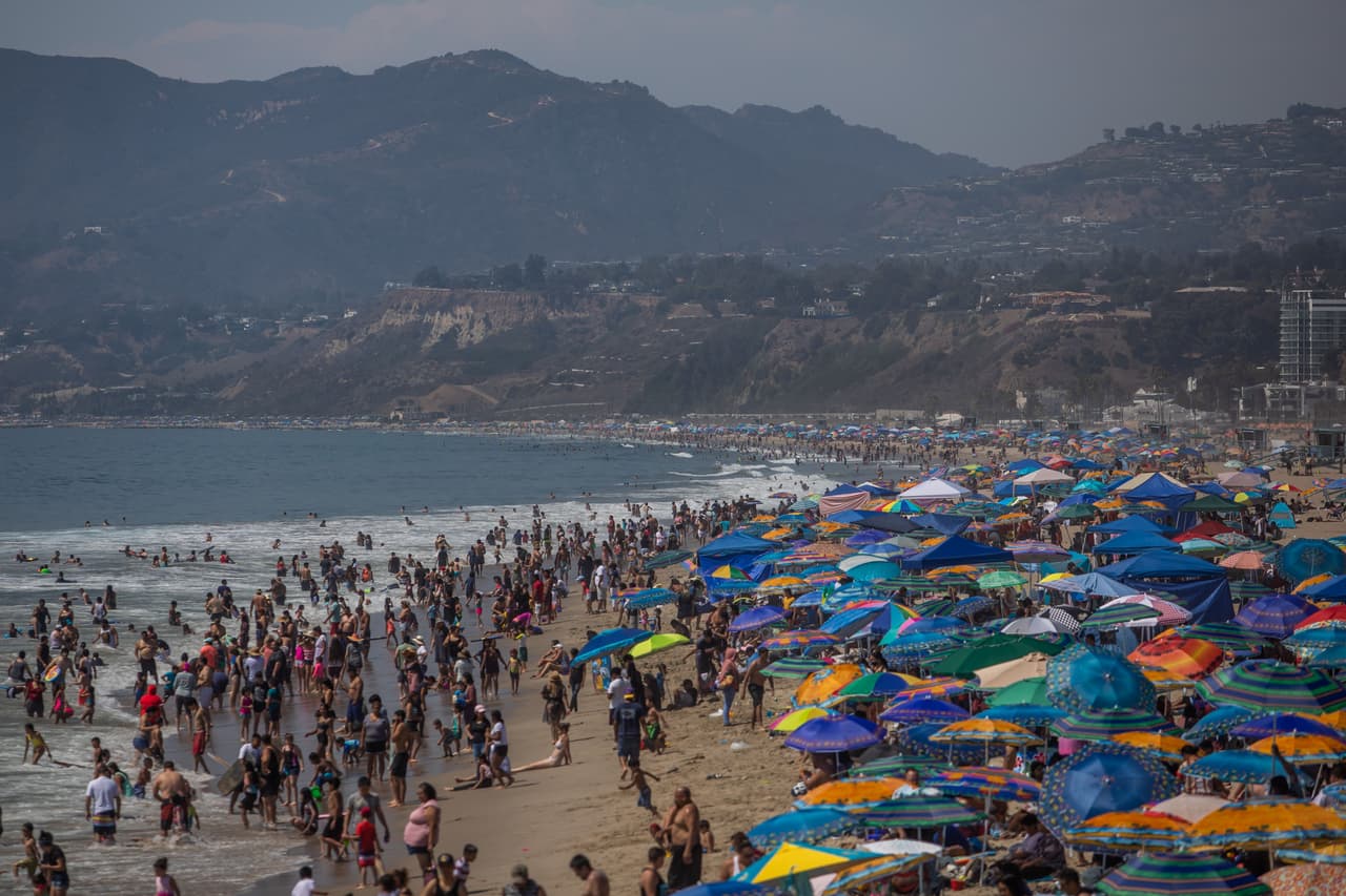 El Condado de Los Ángeles reportó este domingo más de 230 mil casos y casi 6,000 muertes en la jurisdicción desde la declaración de la pandemia.