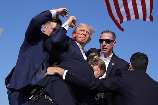 Donald Trump es rodeado por agentes del Servicio Secreto tras un atentado durante un mitin en Butler, Pensilvania, el 13 de julio de 2024. El ataque marcó uno de los episodios más dramáticos de su carrera.