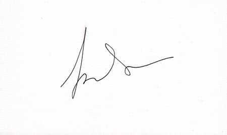 Su caligrafía tiene una fuerte veta masculina. Esta es una mujer dinámica en lugar de femenina, astuta y fundamentalmente emprendedora, inventando las reglas a medida que avanza. No le gusta que le digan qué hacer. Mentalmente alerta, puede salir de cualquier asunto desagradable con inteligencia: ese delgado hilo que conecta sus letras muestra encanto y diplomacia.