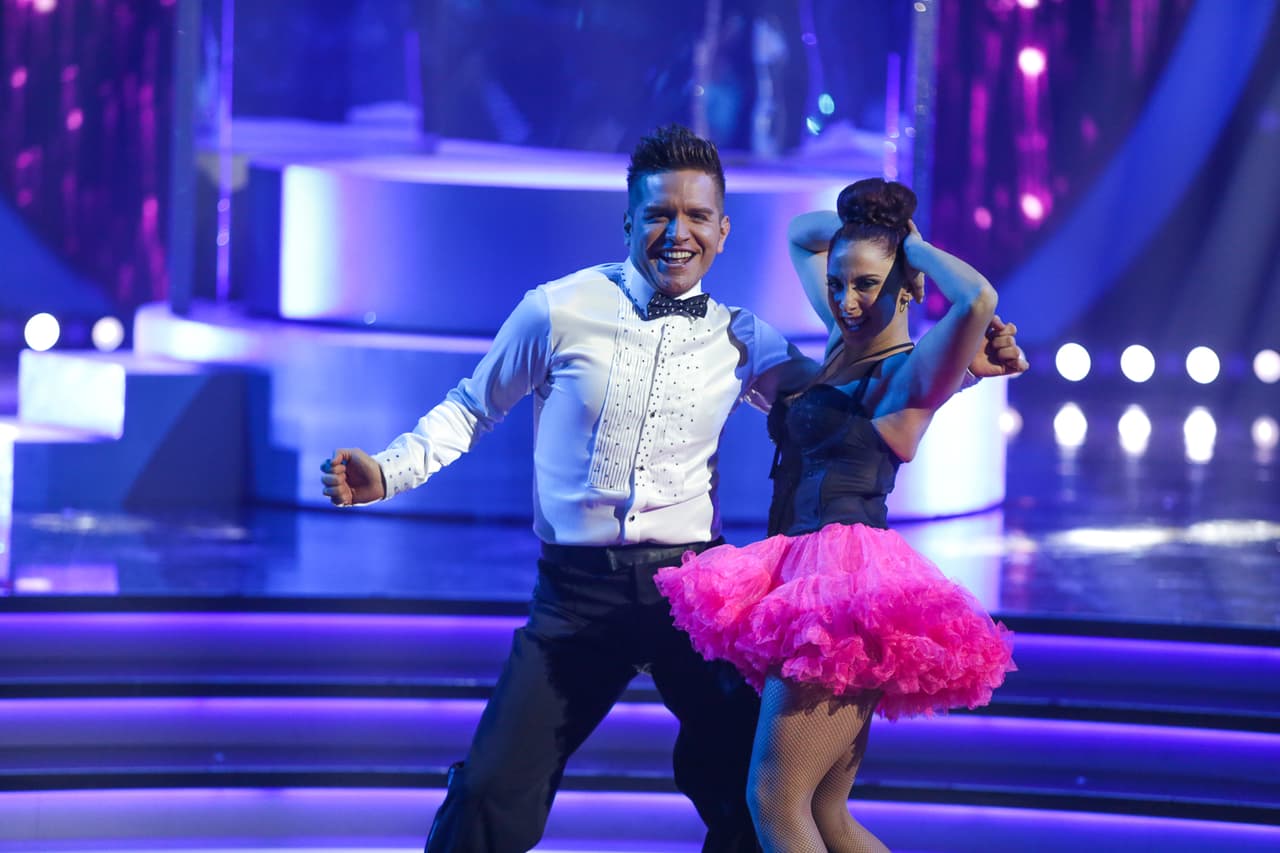 Tercera gala: Después del éxito que tuvo su tercer baile, El Dasa volvió recargado de energía al escenario.
<a href="https://www.univision.com/shows/mira-quien-baila/el-dasa-lleno-el-escenario-de-energia-y-muchas-sonrisas-bailando-este-hit-de-marc-anthony-video" target="_blank">Esta vez el cantante bailó al ritmo de 'Flor Pálida'</a>.