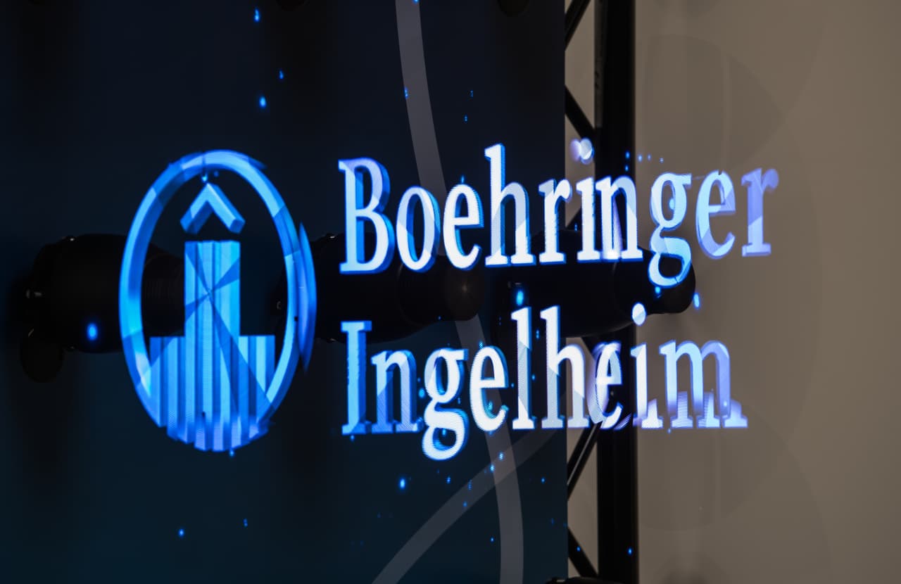 <b>Puesto 10. Familias Boehringer y Von Baumbach</b>
<br>
<b>Compañía: </b>Boehringer Ingelheim
<br>
<b>Patrimonio: 59,200 millones de dólares</b>
<br>Generaciones: 4
<br>Industria: productos farmacéuticos
<br>Establecida en: Ingelheim am Rhein, Alemania
<br>
<br>La farmacéutica alemana Boehringer Ingelheim fue fundada en 1885 por Albert Boehringer. Más de 130 años después sus descendientes continúan a cargo, entre ellos los von Baumbach. El presidente de la empresa es Hubertus von Baumbach, copropietario junto a su familia extendida. Jardiance, el medicamento para la diabetes tipo 2 fabricado por la compañía, generó 2,900 millones en ingresos en 2020.