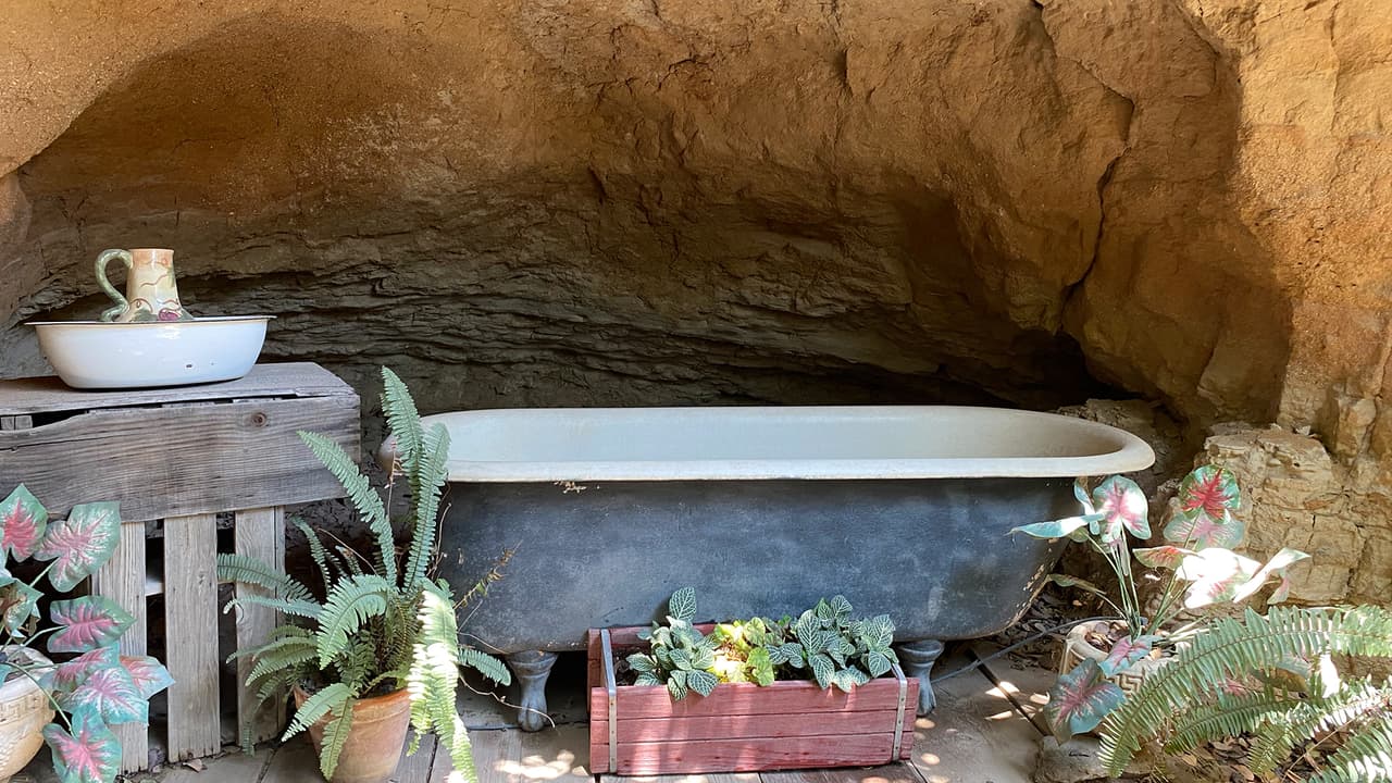 La bañera fue ubicada en un patio interior, rodeada de flores, arbustos y árboles. Cada rincón de la casa está pensado en que la luz del sol iluminara de manera natural los espacios.