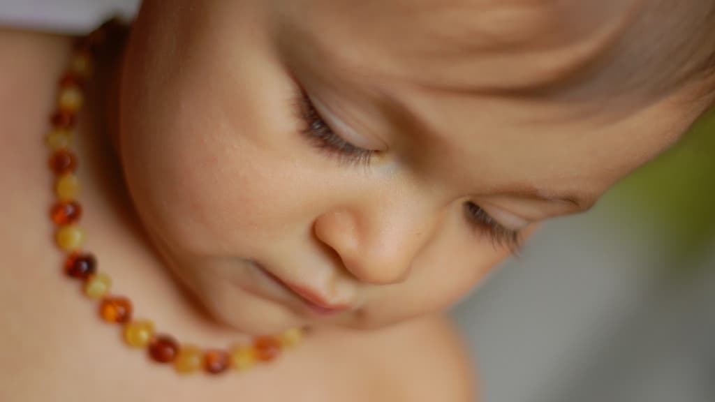 El collar de ámbar para el bebé, una creencia curativa que podría estrangularlo