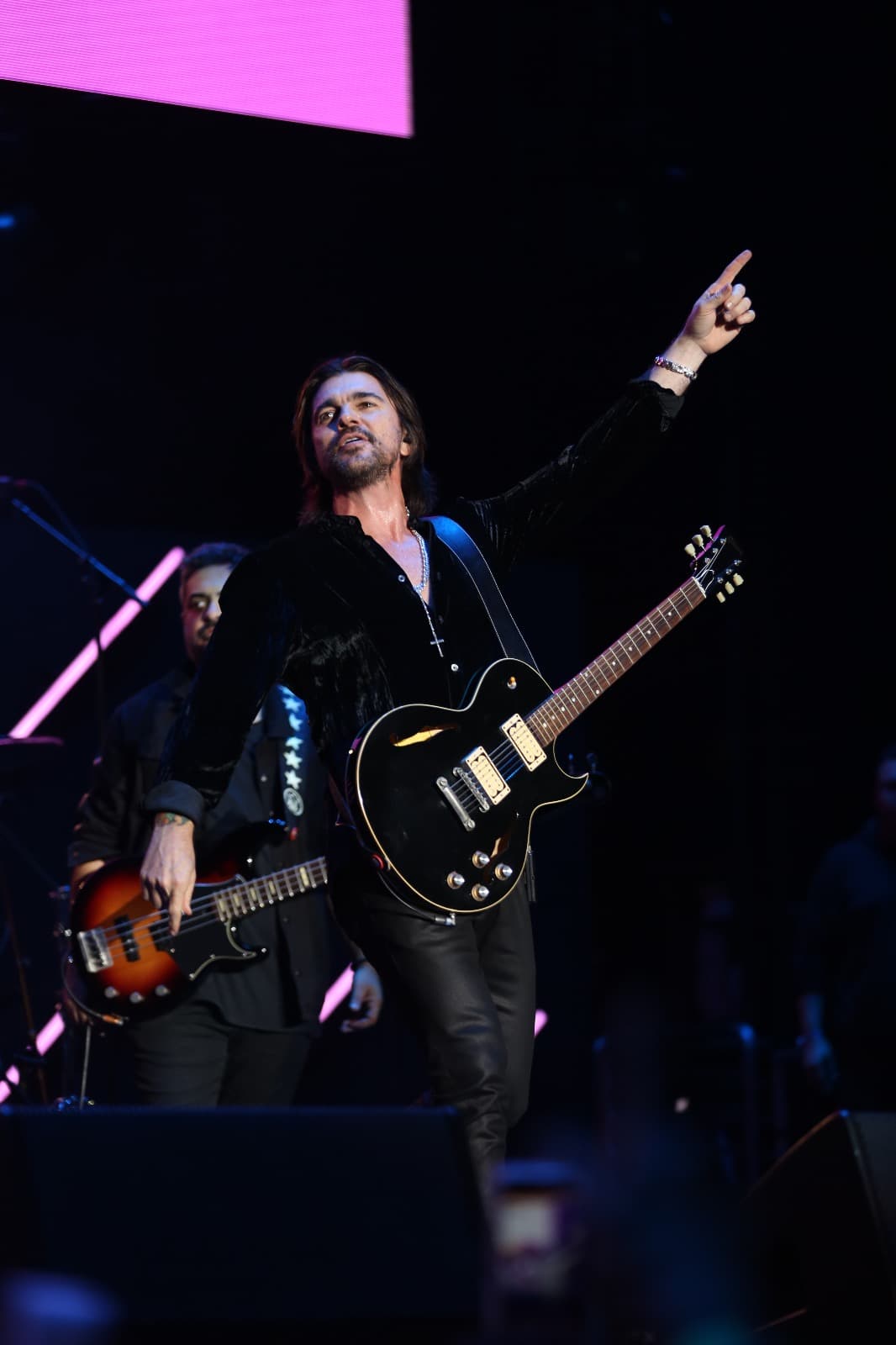 Recordemos que recién fue elegido como Persona del Año en los Latin Grammy y con su guitarra cantó sus mayores éxitos.