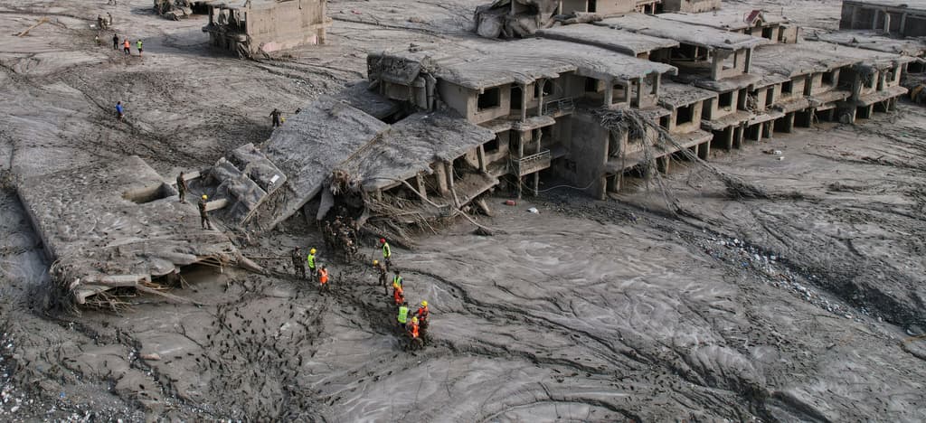 Rescatan con vida a una niña de seis años tras 60 horas atrapada en un hueco en Nepal