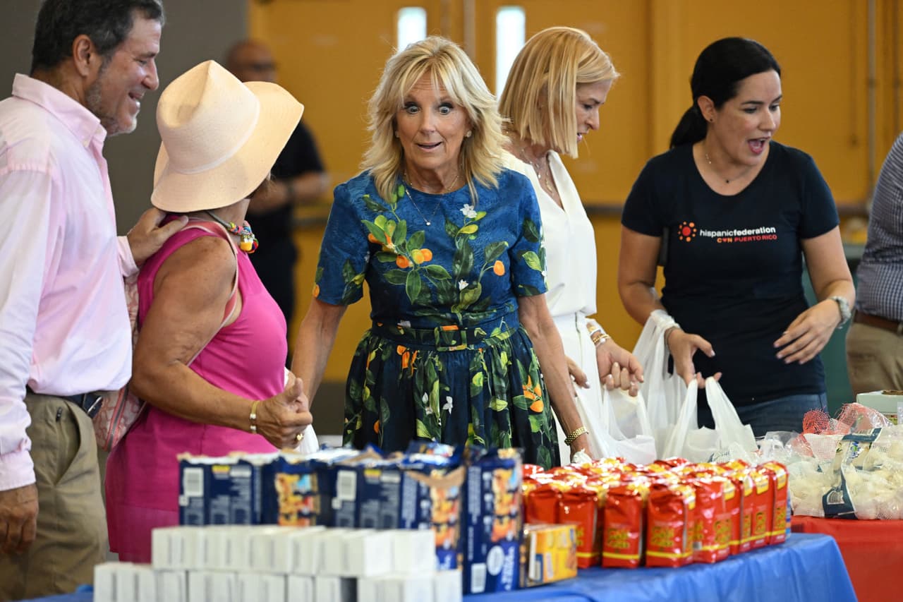 Imposible saber qué pudo sorprender tanto a la primera dama Jill Biden mientras preparaba paquetes de ayuda para damnificados. ¿Habrán incluido quenepas?