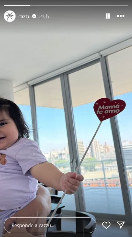Cazzu presumió a su hija Inti en el marco del Día de las Madres en Argentina.