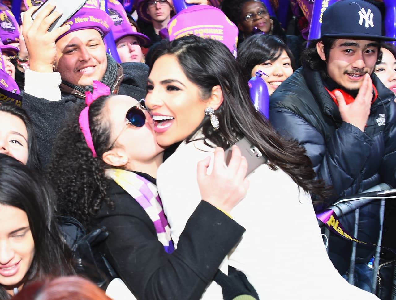 En las despedidas de año que celebra Univision desde Times Square, Nueva York, el público le expresa a Alejandra Espinoza su cariño.