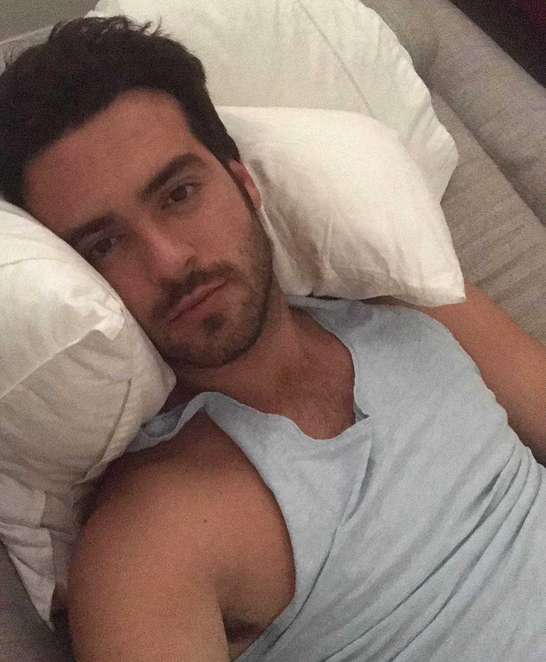 Su compañero de telenovela en 'Mi adorable maldición',
<b><a href="http://www.univision.com/temas/pablo-lyle">Pablo Lyle</a></b>, prefiere algo más desenfadado, pues para él una camiseta sin mangas y muy ligera es la opción perfecta para descansar en su casa cuando no tiene grabaciones.