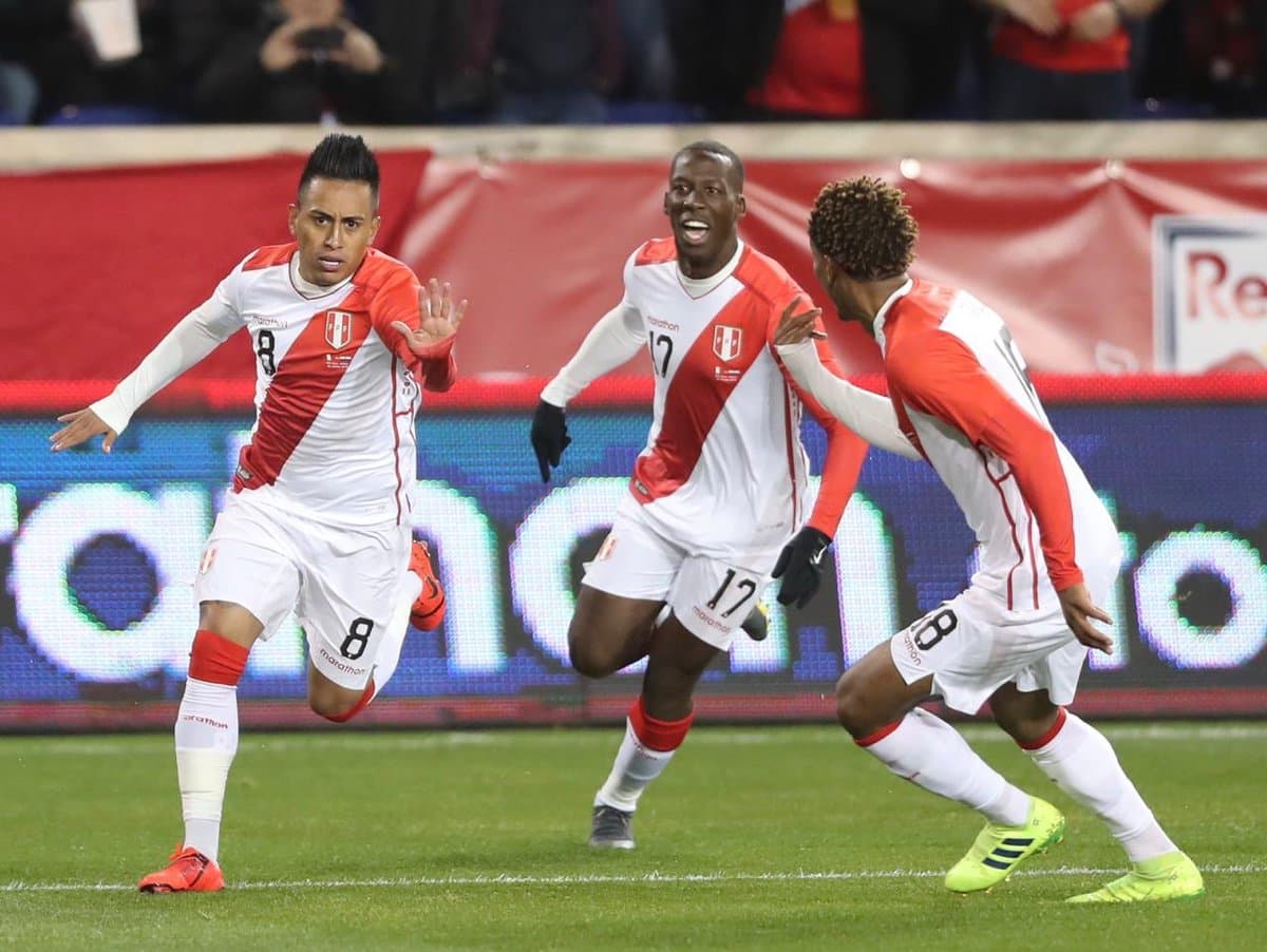 El golazo de Christian Cueva (izquierda) al minuto 4' del partido le dio lo que fue la ventaja definitiva a Perú por 1-0 sobre Paraguay.