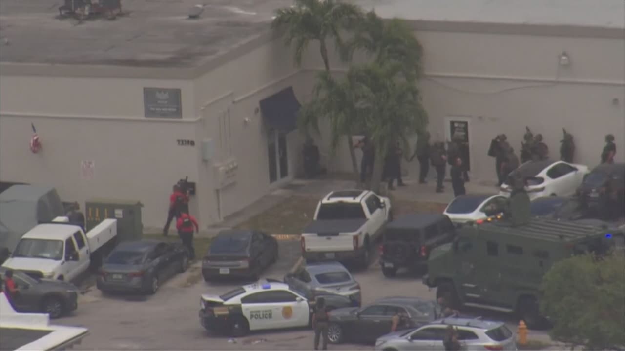 Un muerto y dos heridos es el saldo de tiroteo en un concesionario de autos en el suroeste de Miami-Dade