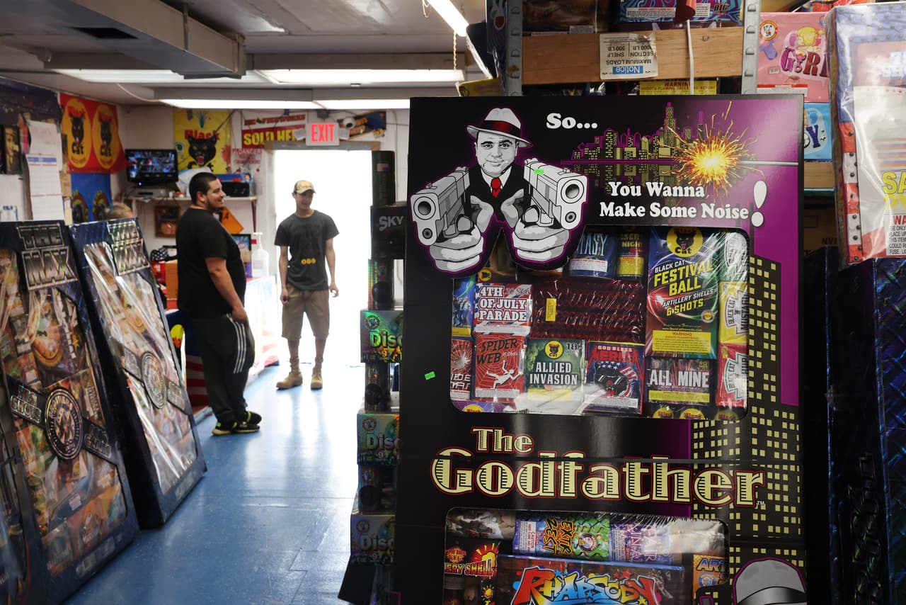 Sin embargo, cuando se aprobó el nuevo proyecto de ley, entró en conflicto con el Código de Incendios de
<a href="https://www.univision.com/local/philadelphia-wuvp/oyendo-fuertes-detonaciones-en-filadelfia-probablemente-sean-fuegos-artificiales-y-no-explosiones-en-cajeros-automaticos-dicen-las-autoridades">Filadelfia</a>, que prohibía el uso de fuegos artificiales para consumidores en la ciudad sin un permiso.