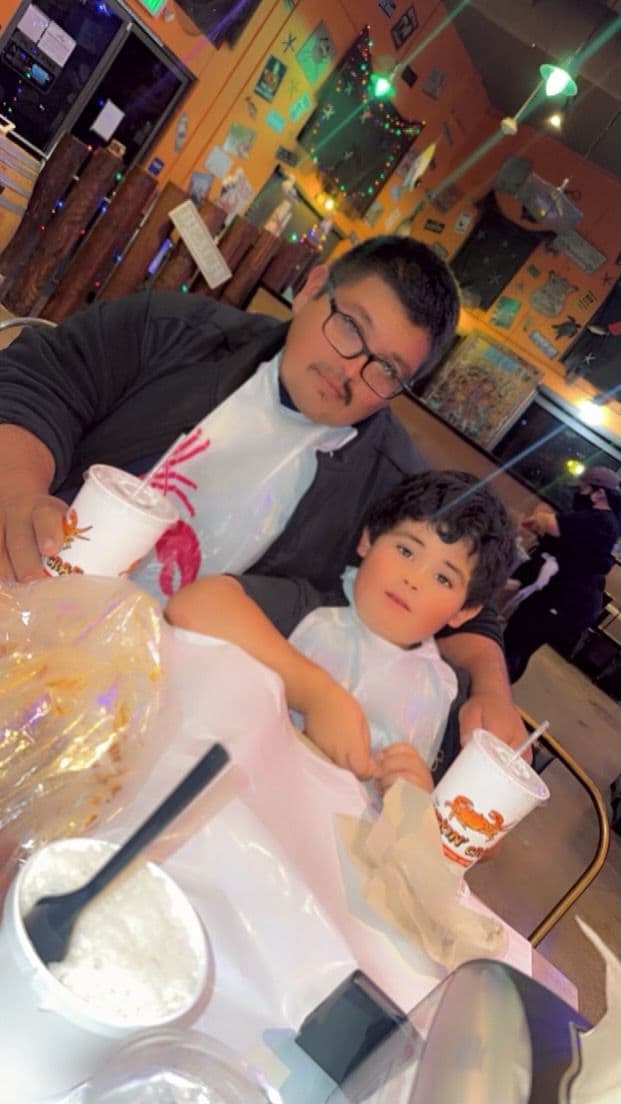 Ayala-Uribe había sido detenido durante un operativo migratorio en su lugar de trabajo, un lavado de automóviles en Huntington Beach, donde se desempeñaba como encargado. “Ahí se lo llevaron, él estaba encargado ahí, porque el patrón todavía no llegaba, él abría, él empezaba el trabajo en las mañanas”, dijo Eusebio Ayala, padre de la víctima.