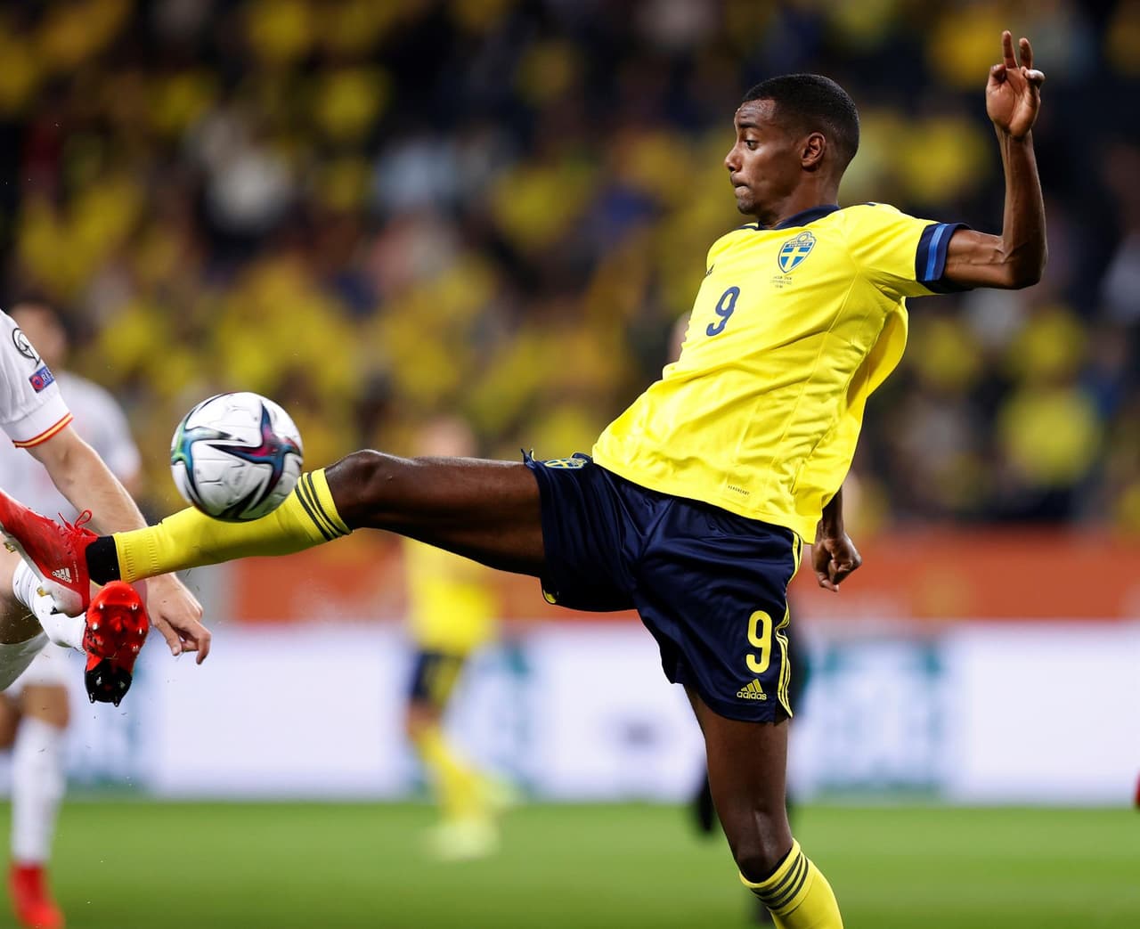 Suecia derrota 2-1 a España y consigue tomar la primera posición del grupo B en las calificatorias de la UEFA rumbo al Mundial de Catra 2022. Carlos Soler, al minuto 4, abrió el partido para los españoles, pero los suecos no dejaron pasar tiempo, pues un minuto después Alexander Isak ya empataba el partido y, en la segunda mitad, Viktor Klassen le dio el triufo a los 'Vikingos'.
