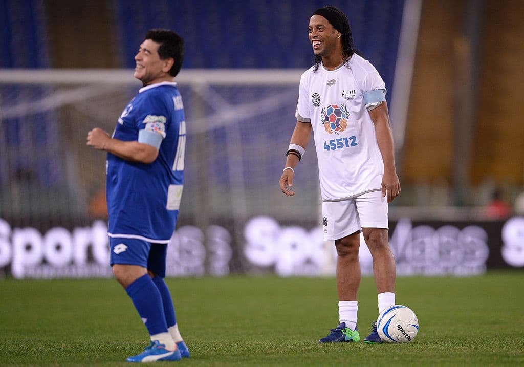 Diego Armando Maradona y Ronaldinho son muy buenos amigos, siempre que coinciden conviven juntos, y cuando están a la distancia mantienen comunicación constante. El afecto es mutuo.