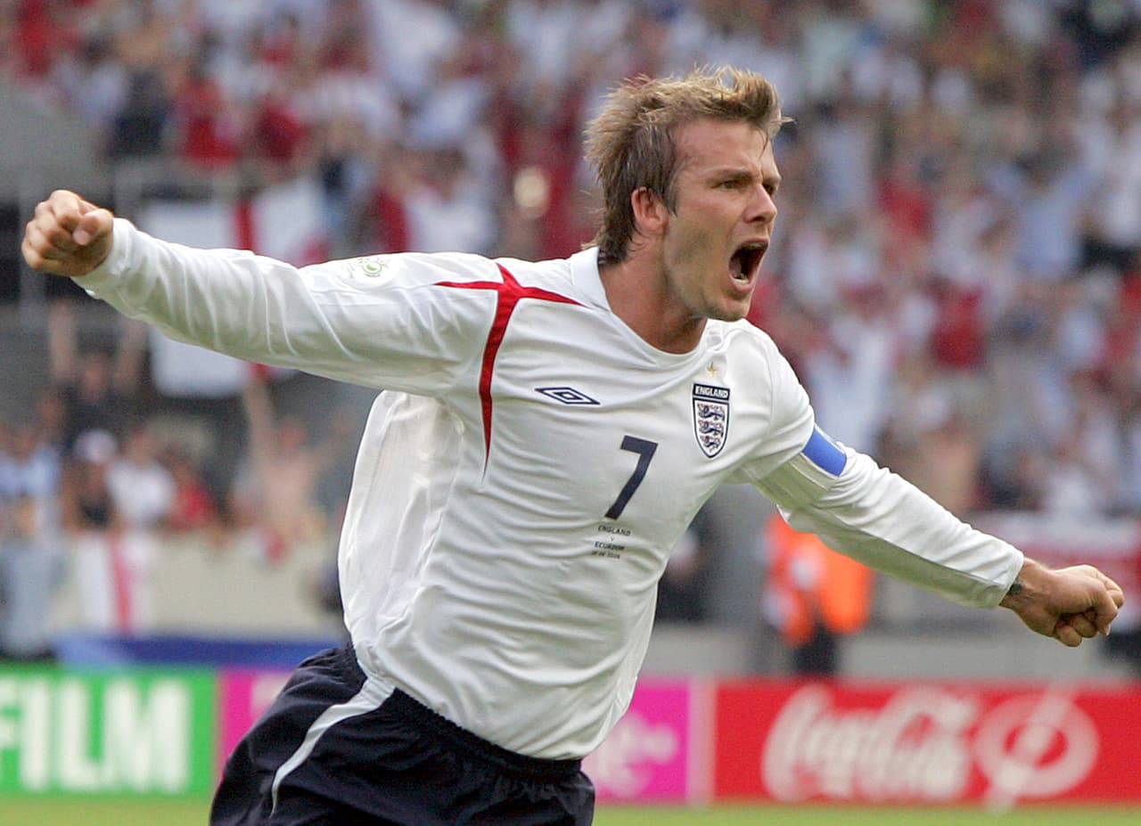 El inglés David Beckham celebra tras marcar el primer gol durante el partido de octavos de final de la Copa Mundial de fútbol contra Ecuador en Stuttgart, Alemania, el 25 de junio de 2006.