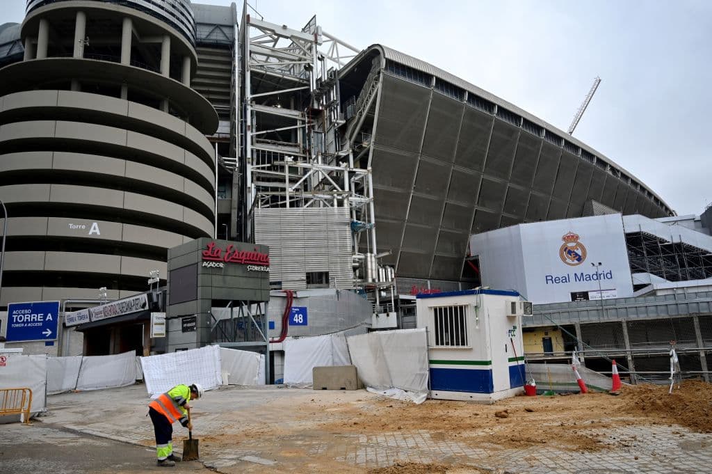 La obras en el Santiago Bernabéu continuan a toda máquina para adelantar todo lo posible durante la cuarentena. Entre lo más destacado est´a el desmontaje de la cubierta del estadio. En el fondo norte se ha desmontado toda la estructura metálica y se está desmontando sector a sector la cubierta rígida de la que ya prácticamente no queda nada.