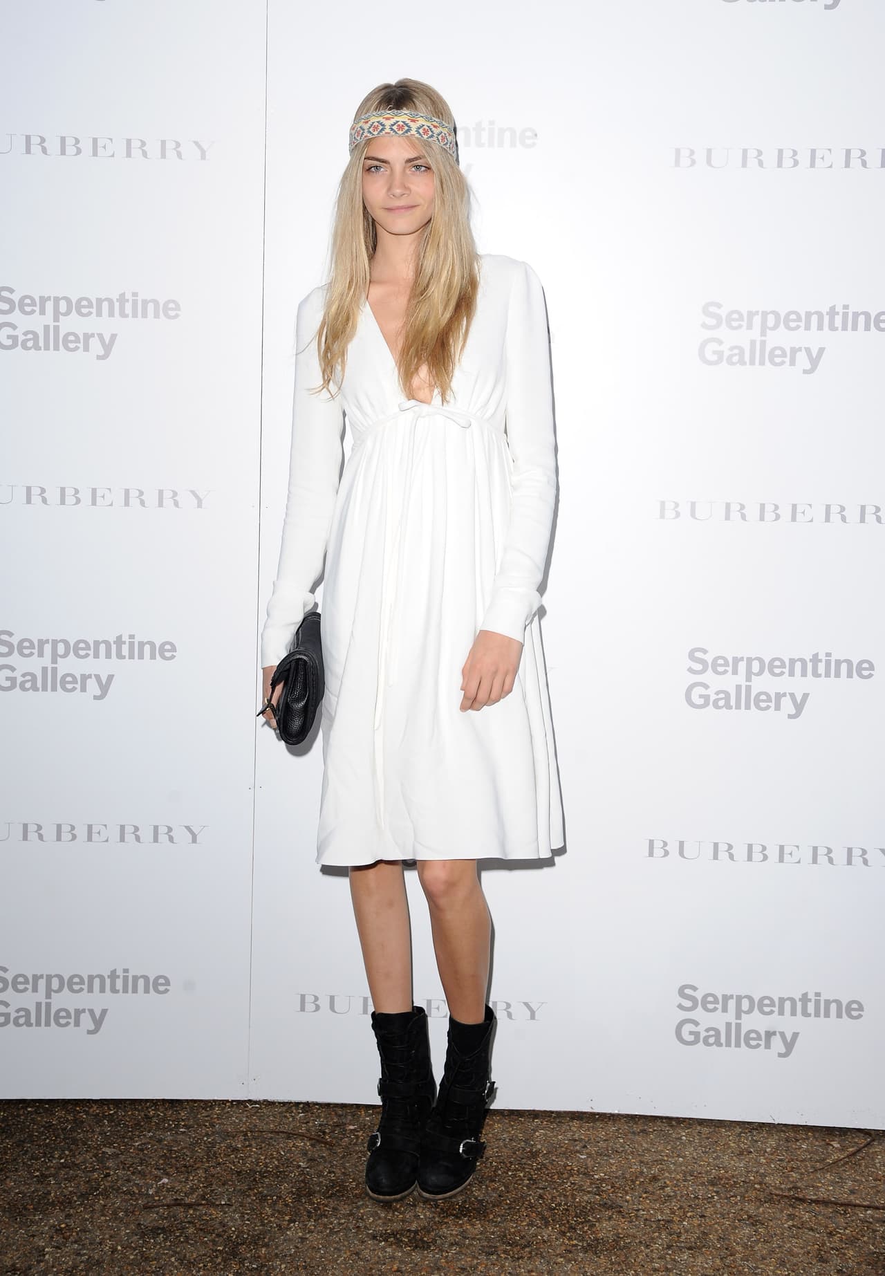 “Está destrozada al perder su enorme mira de oro, y a una de las más grandes modelos del mundo con enorme potencial de ingresos con marcas de prestigio. Cara quiere hacer lo que la haga feliz y sabe que no es modelando como va a lograrlo”, dice ‘The Sun’.