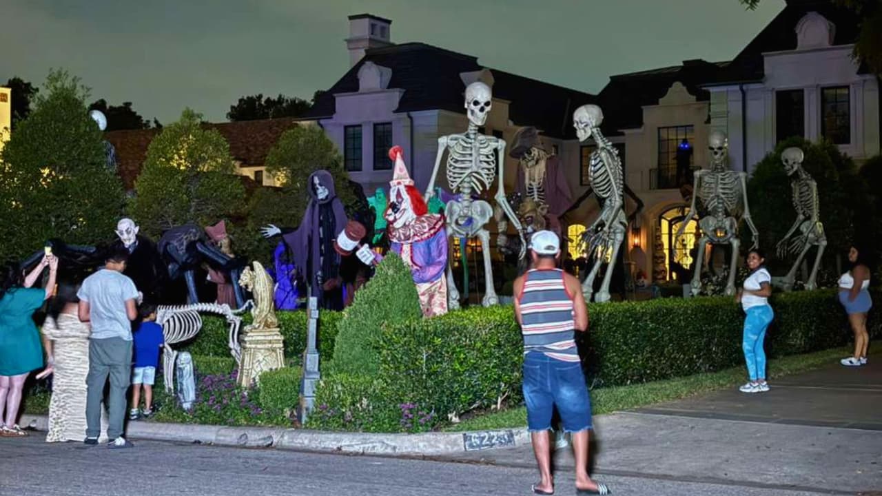 <h3 class="cms-H3-H3">El fenómeno que desbordó a Preston Hollow </h3>
<br>En diciembre de 2024,
<b> la mansión se volvió viral en redes sociales por su exhibición de luces, soldados y renos a tamaño real. </b>La decoración era tan grande que
<b>el tráfico colapsó durante varias noches, y la ciudad tuvo que enviar patrullas para controlar el flujo de autos.</b>
<br>Ese operativo, que incluyó
<b> agentes, cierres parciales y hasta un helicóptero</b>, costó a la ciudad más de 25 mil dólares en recursos públicos, indica
<i> WFAA.</i>
<br>Con la llegada de octubre, los propietarios transformaron nuevamente la fachada, esta vez
<b> con esqueletos, payasos de terror y figuras gigantes inspiradas en películas de miedo.</b> Las imágenes volvieron a inundar TikTok e Instagram, y las calles, otra vez,
<b> a llenarse de curiosos.</b>