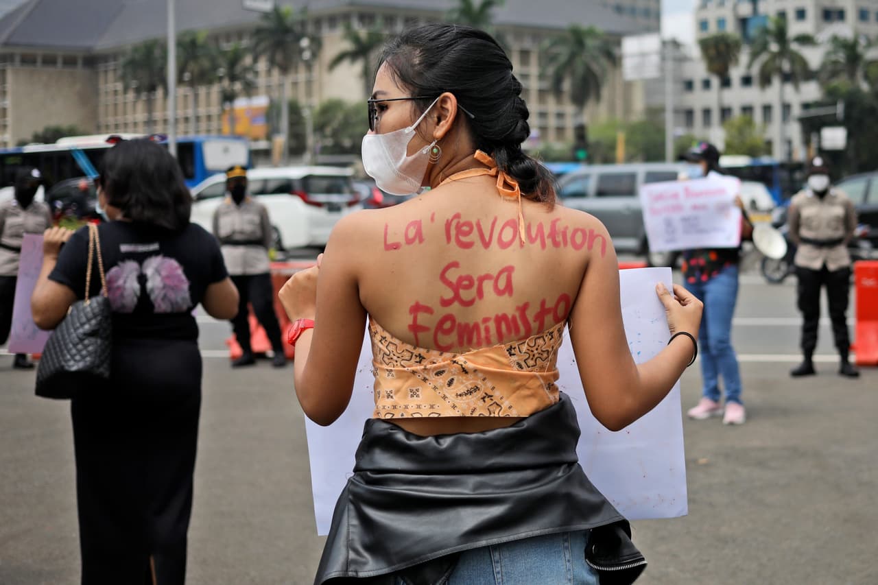 <b>"La revolución será feminista"</b>, se lee en este mensaje de una mujer que protestaba en una calle de Yakarta, indonesia, el lunes 8 de marzo. La celebración del
<a href="https://www.unwomen.org/es/news/in-focus/international-womens-day"><u>Día Internacional de la Mujer</u></a> tuvo sus orígenes en las protestas de cientos de miles de mujeres que reclamaron su derecho al voto y otras medidas igualitarias desde comienzos del siglo XX.
