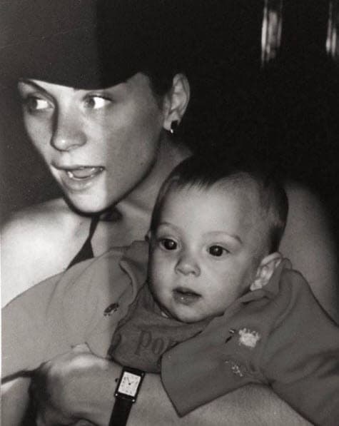 "Al principio estaba nervioso, pero gracias a que tuve una relación muy cercana con Nicolás desde siempre, no se me complicó. Lo que pasa es que soy de una generación en la que los papás cambiamos pañales, los bañamos, les cantamos y estamos presentes con nuestros hijos todo el tiempo, entonces, en cuanto tuve a Leonardo en mis brazos, recordé todo lo que había olvidado, y me di cuenta de que lo que bien se aprende no se olvida", dijo en entrevista para la revista
<a href="https://www.tvynovelas.com/mx/en-exclusiva-/plutarco-haza-otro-hijo-animaria/" target="_blank">TVyNovelas</a>.
<br>