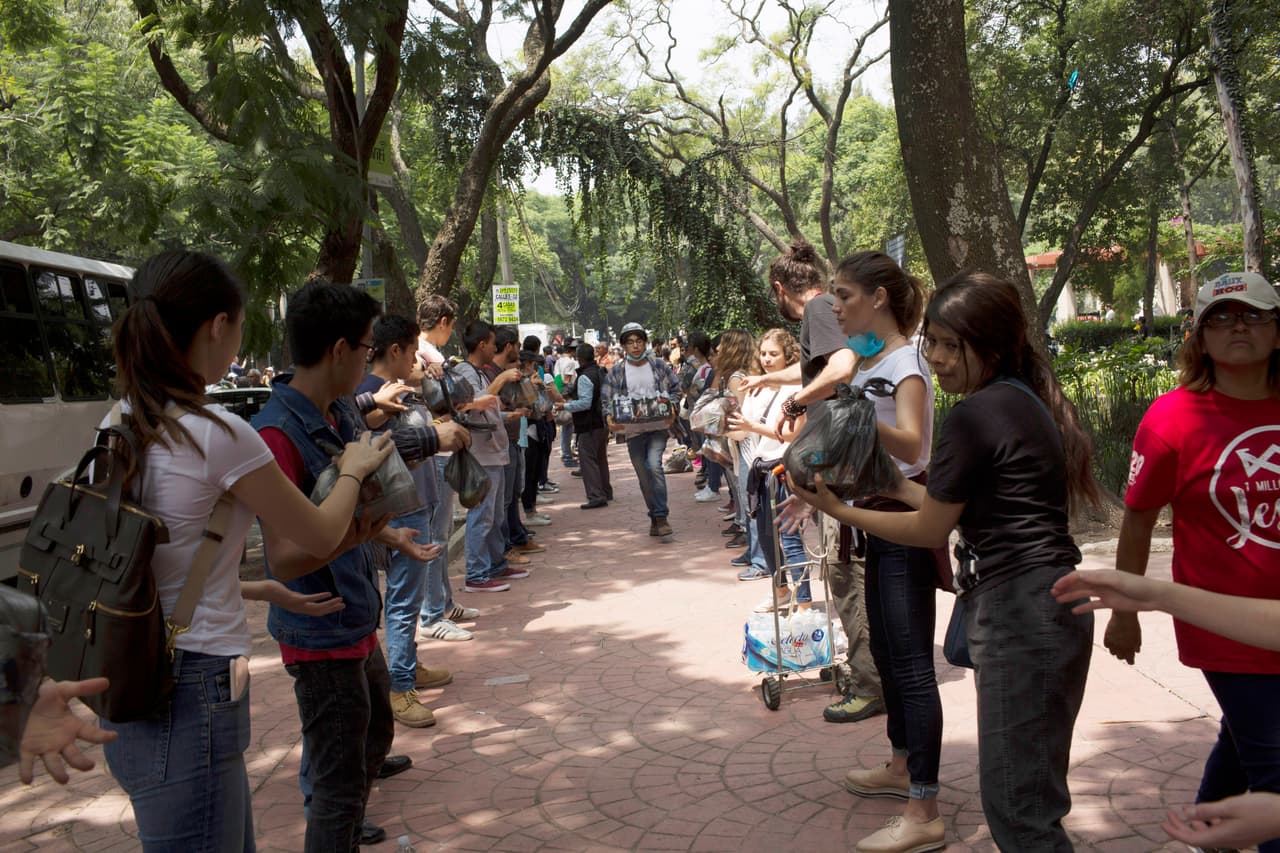 MEXICO CITY, MEXICO - SEPTEMBER 20: People gather to help following a deadly earthquake that struck Tuesday, on September 20, 2017 in Mexico City, Mexico. The death toll from the 7.1 magnitude treblor is at least 225, with an unknown number missing. (Photo by Rafael S. Fabres/Getty Images)