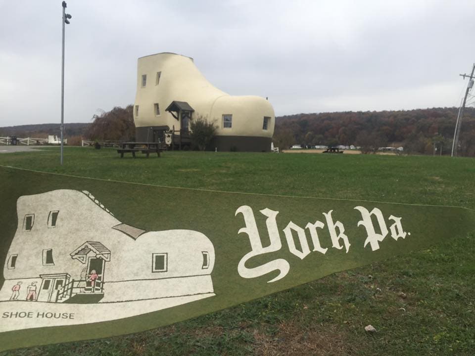 Ubicada justo al lado de la Ruta 30, la casa está a unas 90 millas al oeste de Filadelfia.