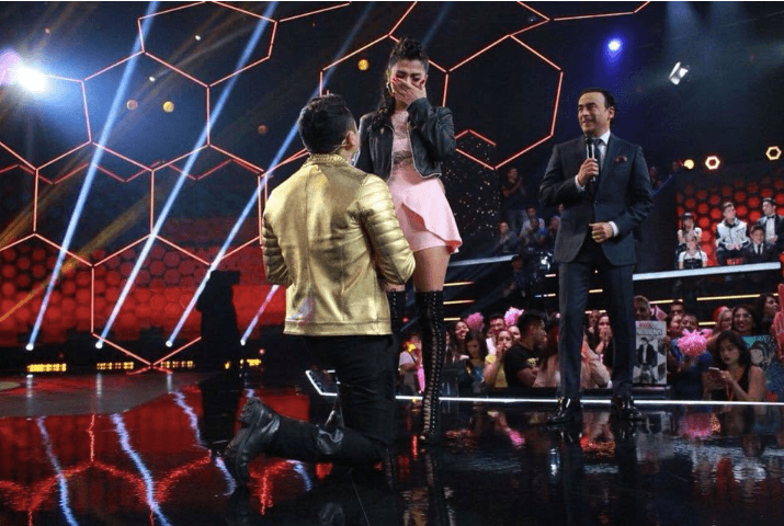 Hasta que llegó el momento para que Edwin tomará el significativo paso para hacer oficial su unión con Kimberly.