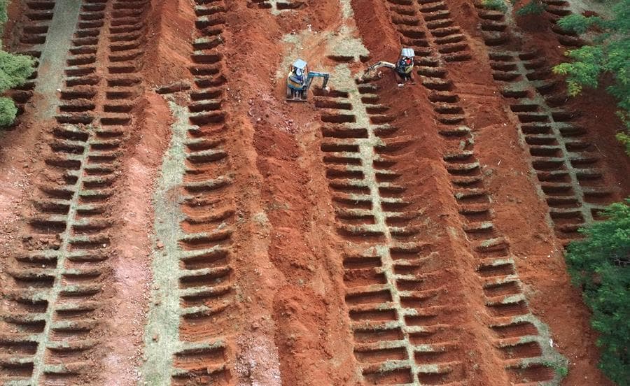 Vista aérea desde un dron este lunes de las fosas que se abren en el cementerio de Vila Formosa en la ciudad de Sao Paulo (Brasil).