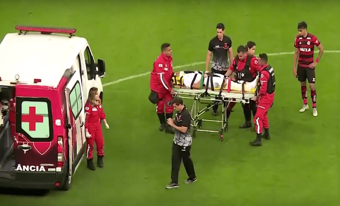 El jugador, ubicado y asegurado, fue llevado en la camilla a la ambulancia.