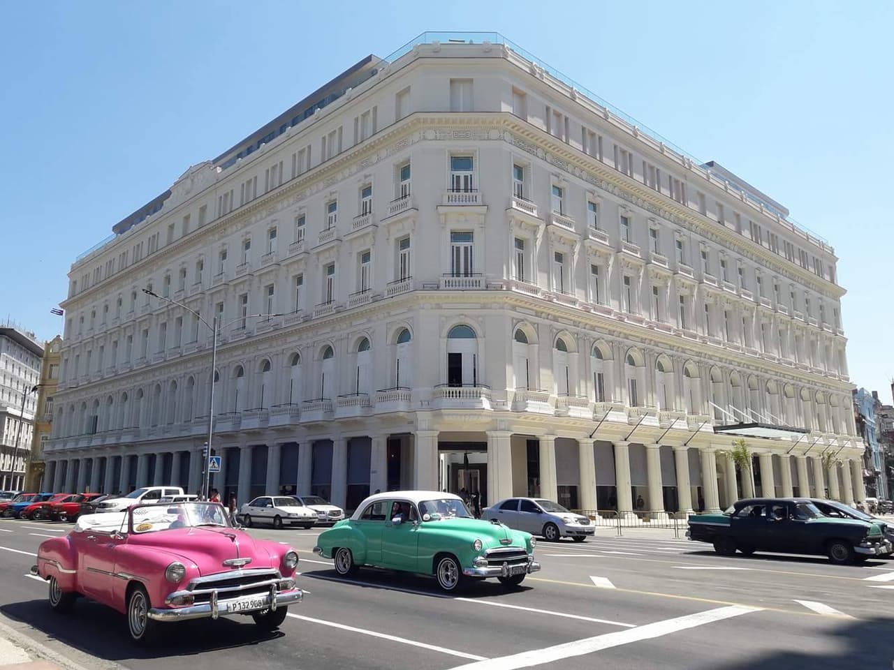 El nuevo centro comercial de lujo cuenta con tiendas como L’Occitane, Mont Blanc y Lacoste y abrió hace dos semanas en la Manzana de Gómez, en un edificio donde próximamente se inaugurará el primer hotel de cinco estrellas de la isla.