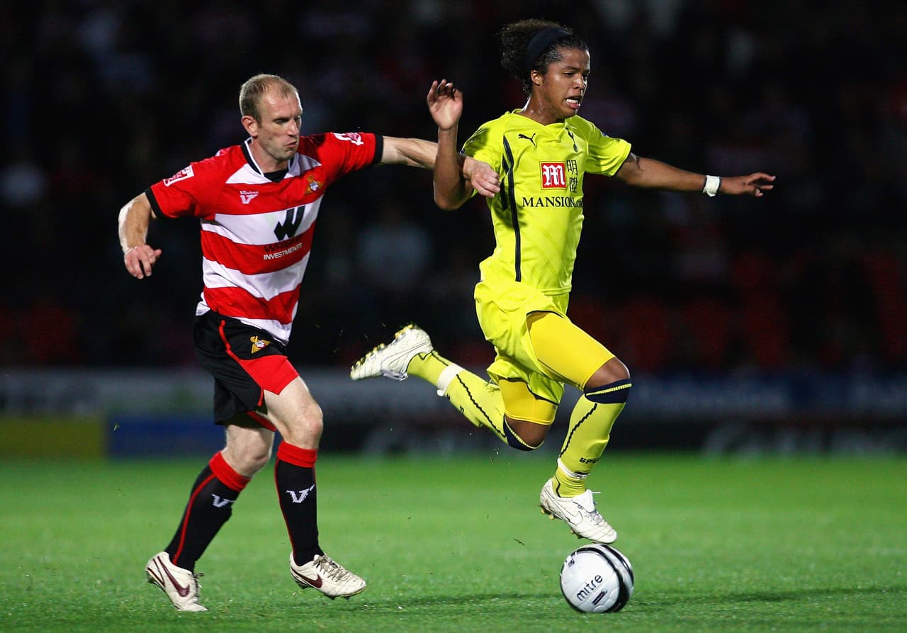 La temporada 2009-2010 la volvió a comenzar en Tottenham, pero tras 12 minutos nuevamente fue cedido a préstamo.